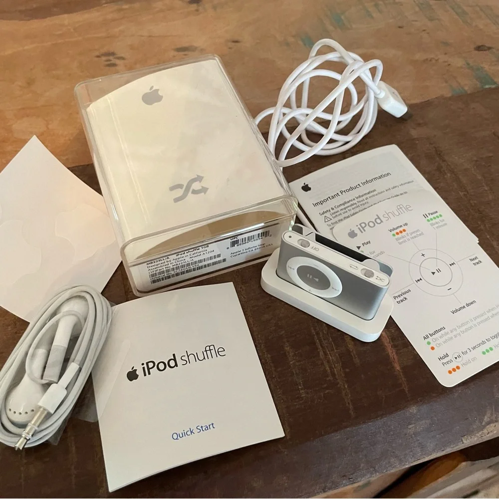 IPOD SHUFFLE 2nd Generation Silver! New! Never used! Collector Item!